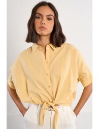 Camisa de mujer de manga corta, detalle lazada.