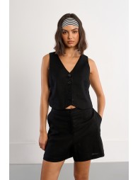 Chaleco de mujer corto, cierre de botones frontal.