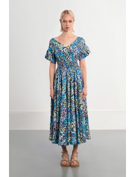 Vestido corto, de manga sisa, detalle pliegues.