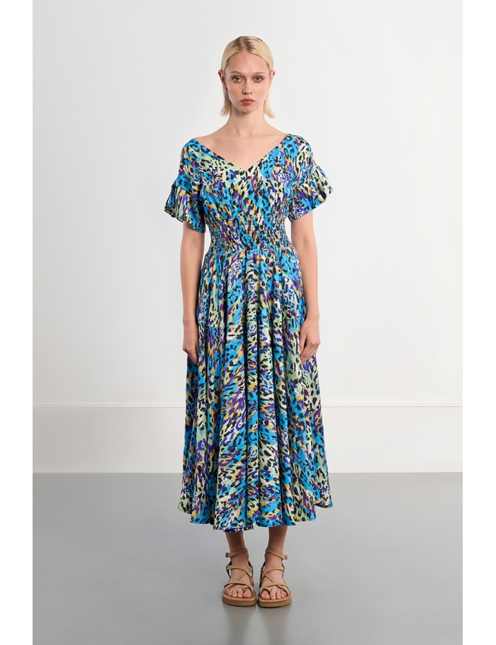 Vestido corto, de manga sisa, detalle pliegues.