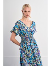 Vestido corto, de manga sisa, detalle pliegues.