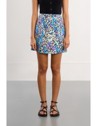 Falda corta, con estampado animal.