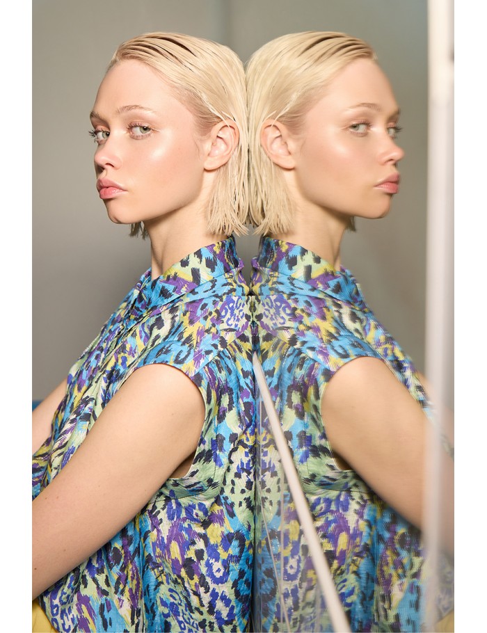 Top de mujer de manga corta, con estampado animal.