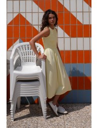 Vestido largo, de manga sisa, detalle pliegues.