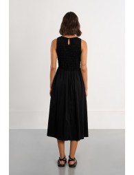 Vestido largo, de manga sisa, detalle pliegues.