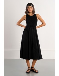 Vestido largo, de manga sisa, detalle pliegues.