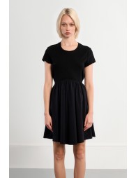 Vestido de manga corta, detalle pliegues.