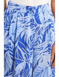 Pantalón de mujer largo, amplio, con estampado tropical.