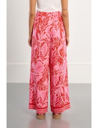 Pantalón de mujer largo, amplio, con estampado tropical.