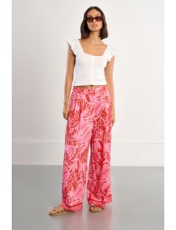 Pantalón de mujer largo, amplio, con estampado tropical.