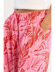 Pantalón de mujer largo, amplio, con estampado tropical.