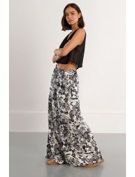 Pantalón de mujer largo, ancho, con estampado.