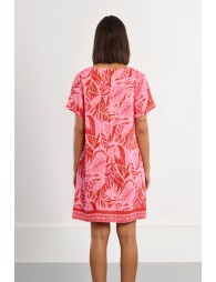 Vestido de manga corta, con estampado tropical.