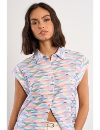 Camisa de mujer de manga corta, con estampado.