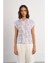 Camisa de mujer de manga corta, con estampado.