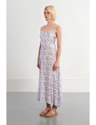 Vestido de mujer largo, de tirantes, con estampado.