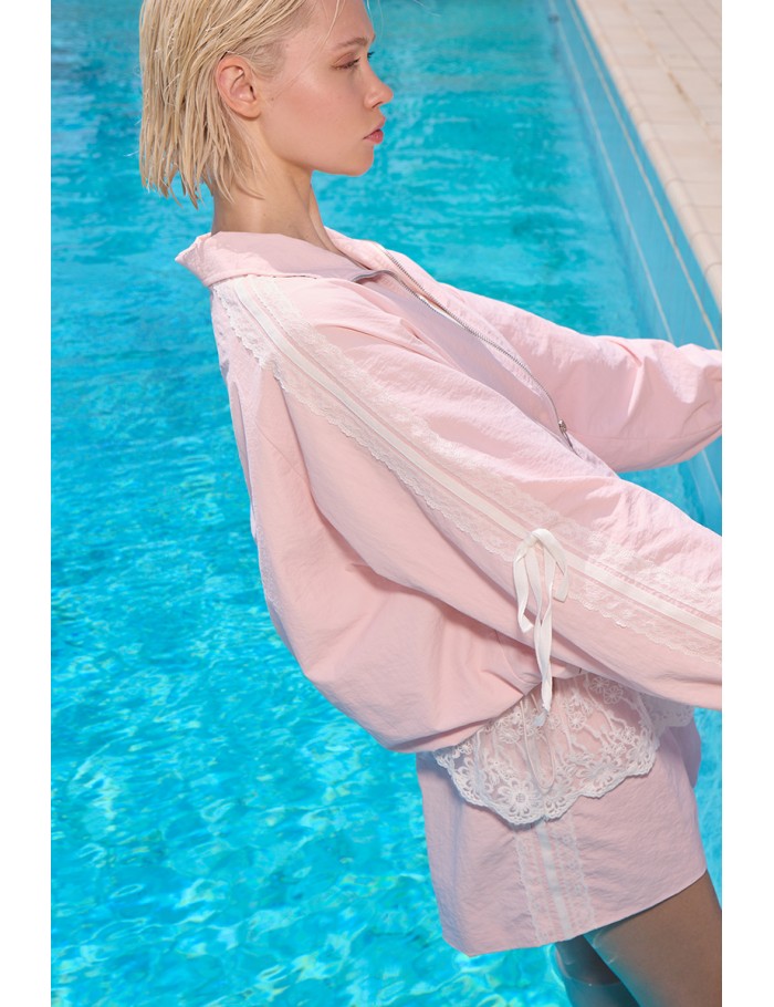 Chaqueta de mujer bomber, detalle de encaje.