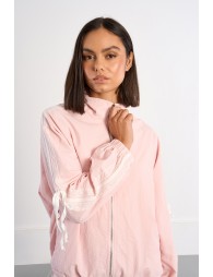 Chaqueta de mujer bomber, detalle de encaje.