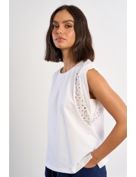 Camiseta de mujer de manga corta amplia, con detalles bordados.