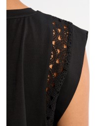 Camiseta de mujer de manga corta amplia, con detalles bordados.