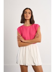 Camiseta de mujer de manga corta amplia, con detalles bordados.