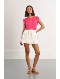 Camiseta de mujer de manga corta amplia, con detalles bordados.