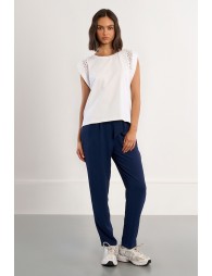 Camiseta de mujer de manga corta amplia, con detalles bordados.