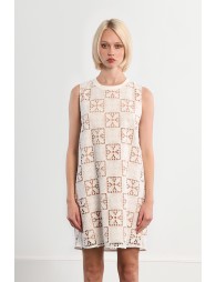 Vestido corto, de manga sisa, bordado.