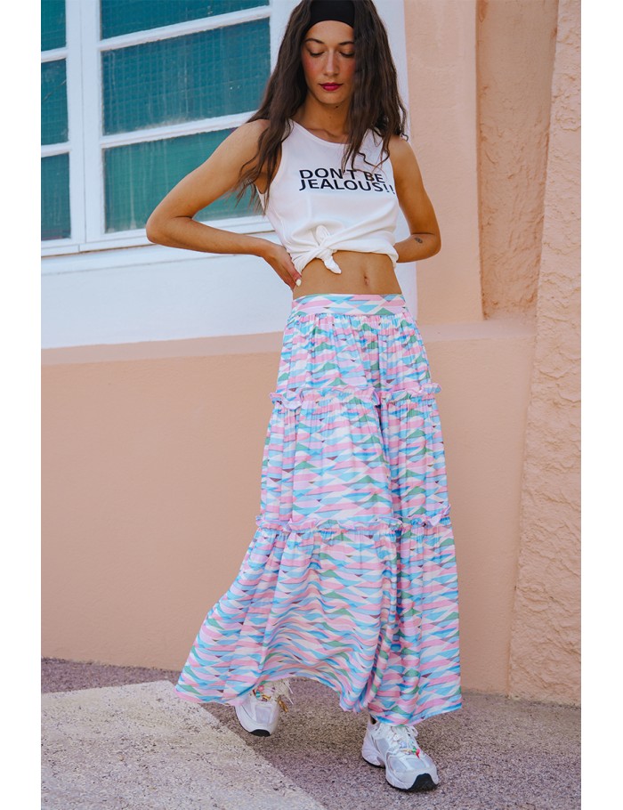 Falda larga, con estampado y volantes.