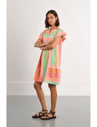 Vestido de manga corta, con estampado multicolor.