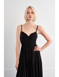 Vestido largo, de tirantes, con volantes.