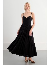 Vestido largo, de tirantes, con volantes.