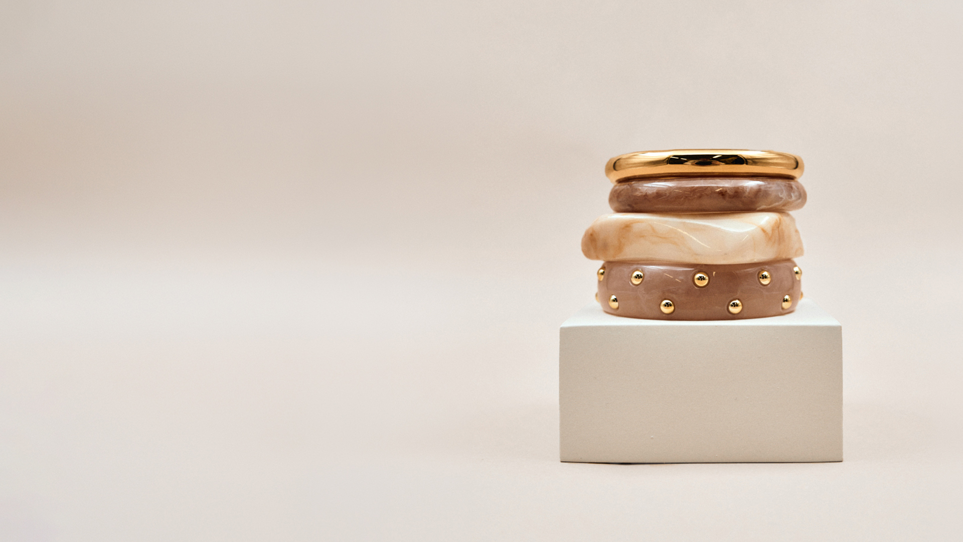 Bijoux Slide background